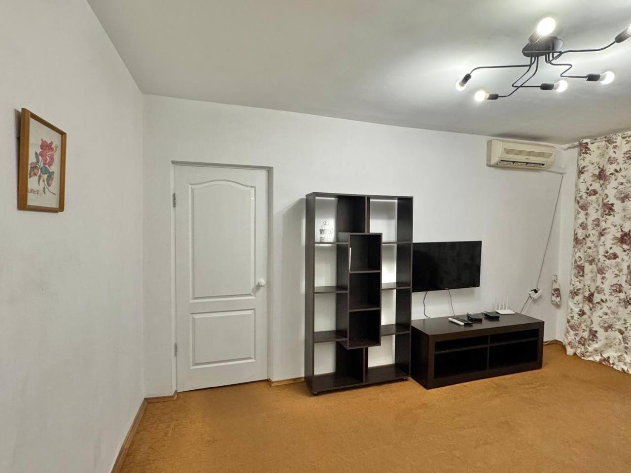 Апартаменти З 2-Ма Кімнатами В 5 Хвилинах Від М. Печерська Kiew Exterior foto